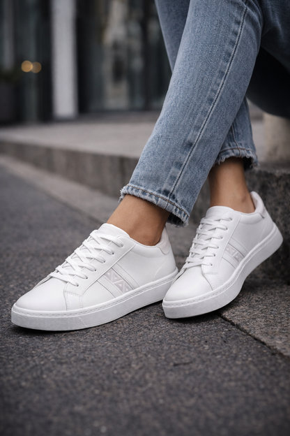 Levoro™ Pure Classic – Minimalist All-White Sneaker