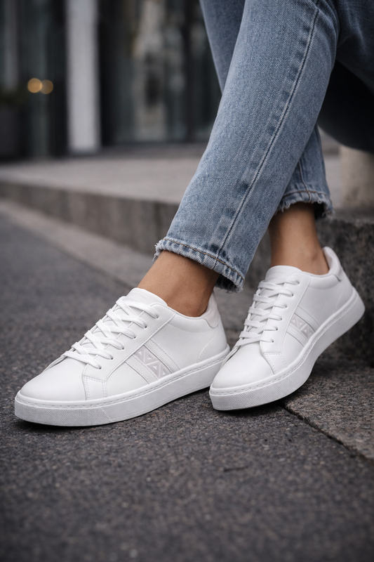 Levoro™ Pure Classic – Minimalist All-White Sneaker